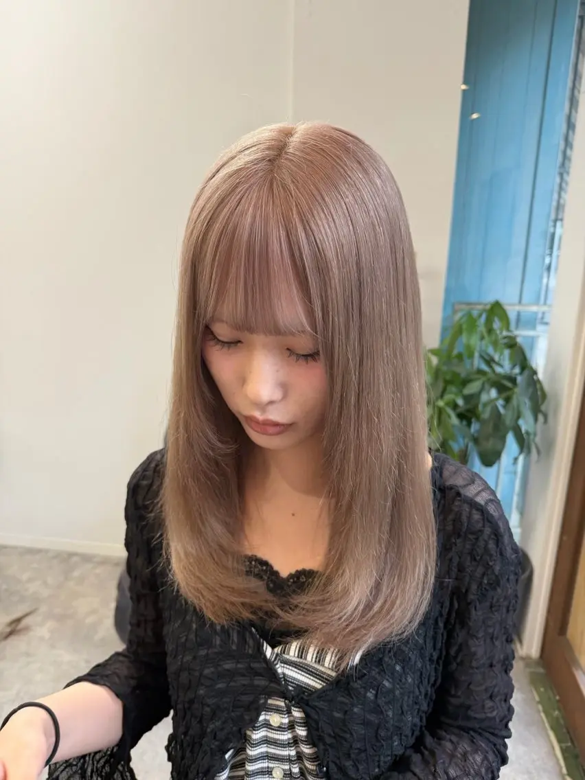 セミロング カラー ブリーチ グレージュ ミルクティーグレージュ ヘアカラー 金澤 希空のヘアスタイル
