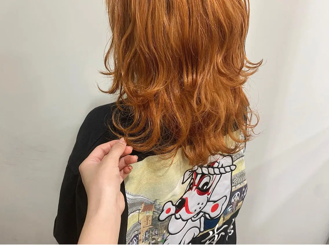ミディアム カラー ヘアアレンジ ベージュカラー ハイトーンカラー ハイトーンオレンジ オレンジ オレンジベージュ ヘアカラー たかいわ みきのヘアスタイル
