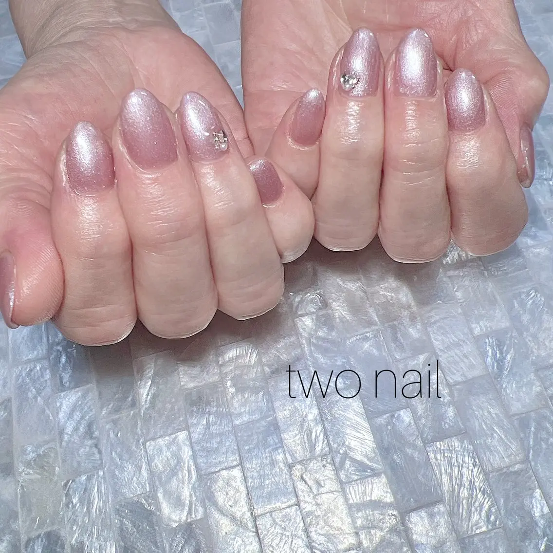 ネイル キラキラネイル ネイルチップ ホワイト ハンドネイル two nailのネイルデザイン
