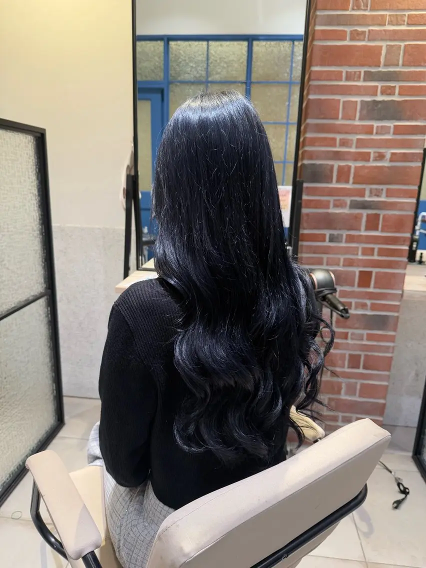 ロング カラー 黒髪 ブリーチ ブルーカラー ブルーブラック QUATRO水戸🌷 小沢青空のヘアスタイル