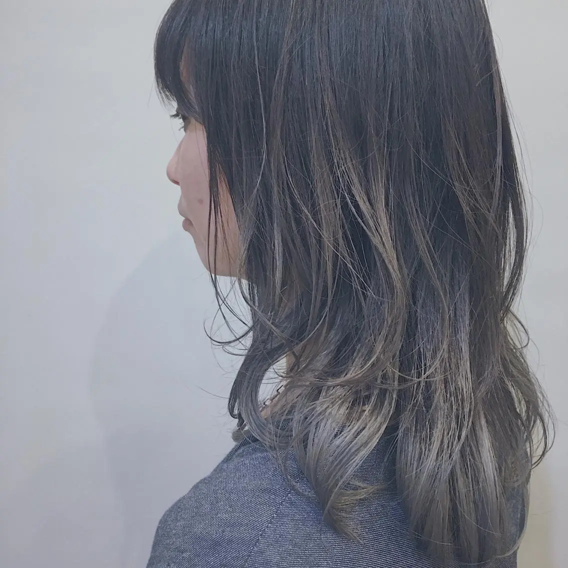 ミディアム カラー ブルーカラー ブルーグレー ブルーグレージュ 透明感カラー グラデーションカラー カット ヘアカラー トリートメント 山中 直輝のヘアスタイル
