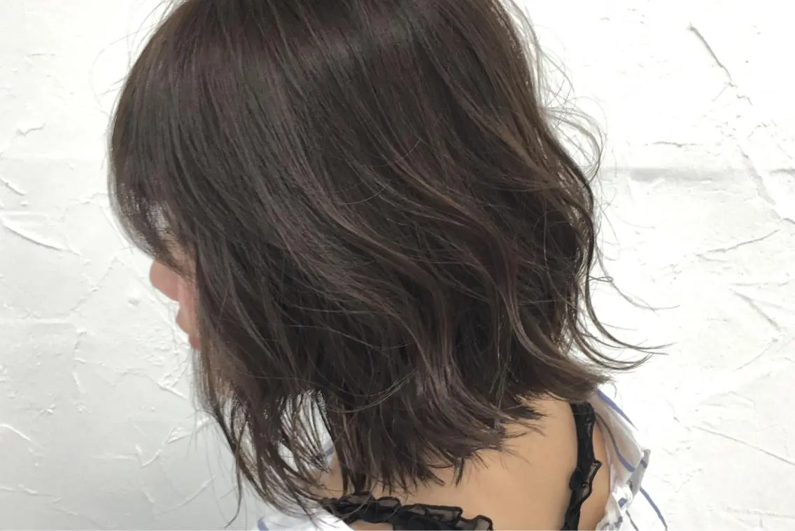 ミディアム ヘアアレンジ アッシュ 外ハネヘア 脱！黒髪 ダブルカラー【上野】のヘアスタイル