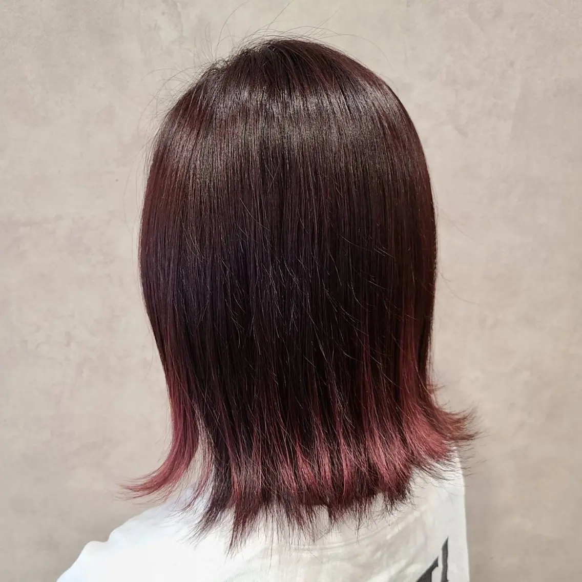 ミディアム 東 歩音のヘアスタイル