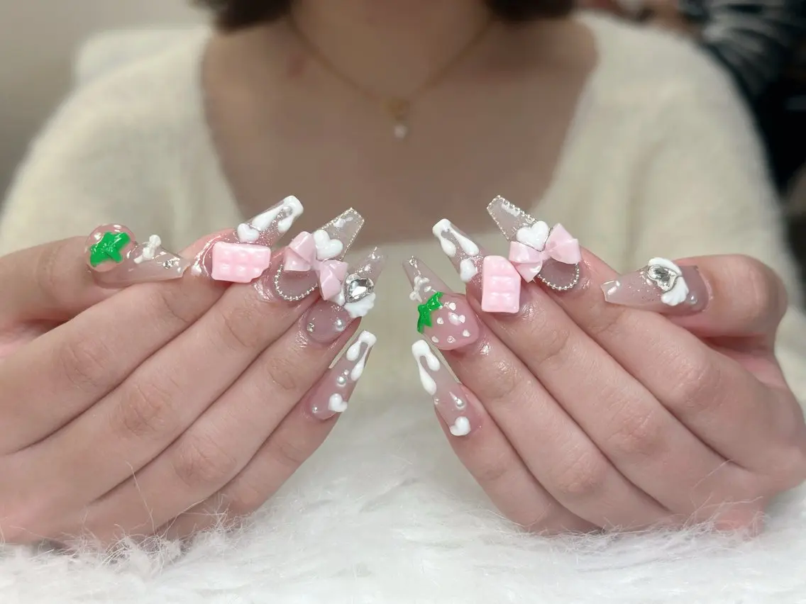 ネイル チークネイル ドット フレンチネイル グラデーション 韓国ネイル ハンドネイル Lisa Nail Salonのネイルデザイン