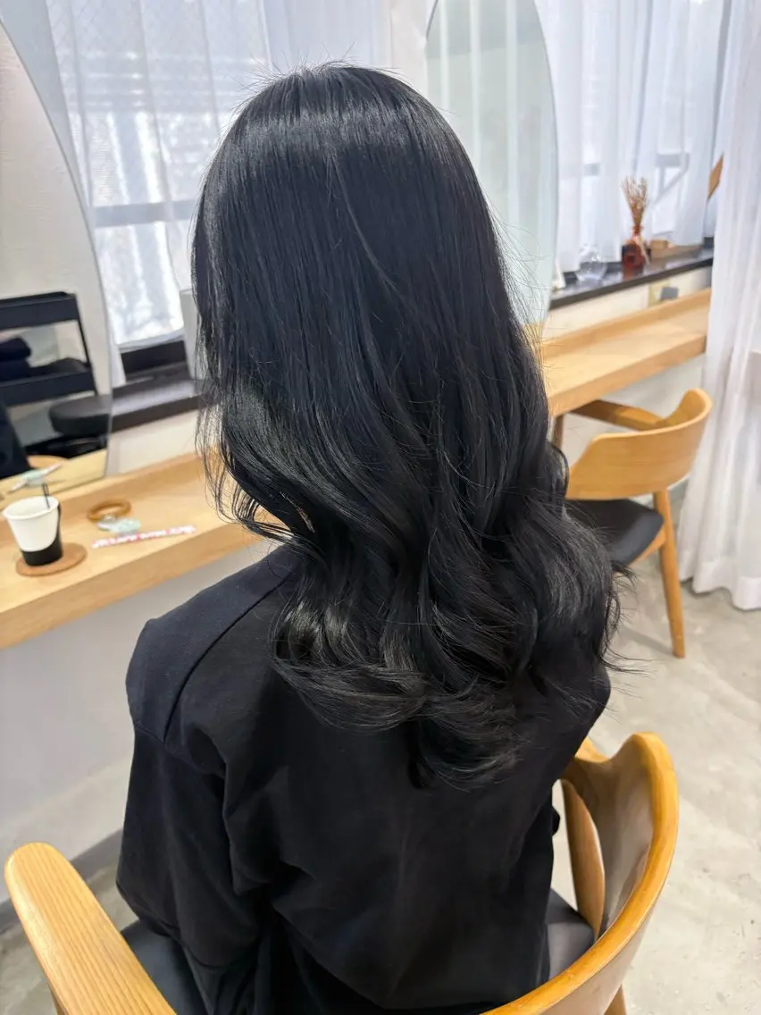 セミロング カラー 黒髪 ブルーカラー ブルーブラック レイヤーカット カット ヘアカラー トリートメント 女性艶髪マンツーマン YUKIのヘアスタイル