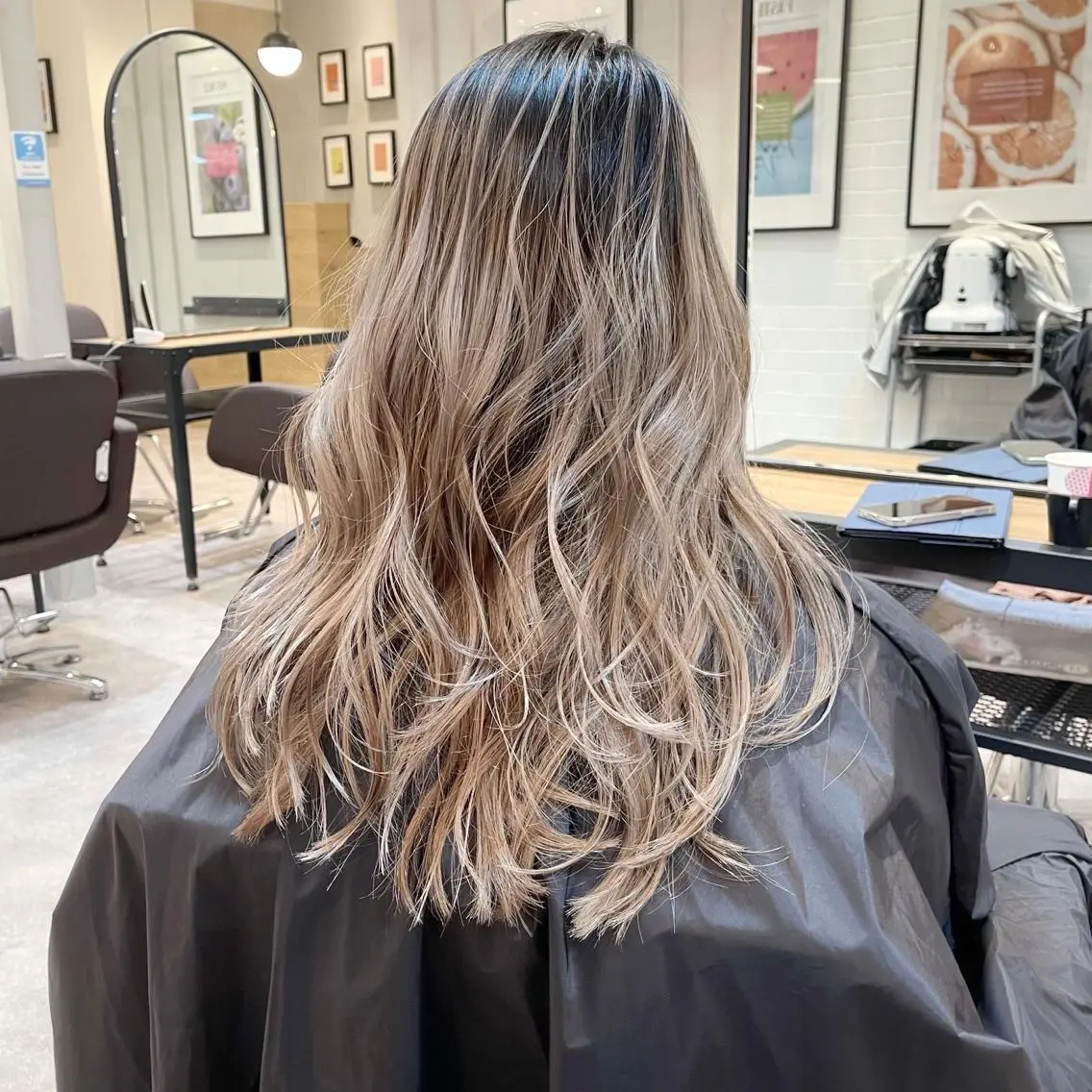 セミロング カラー ヘアアレンジ バレイヤージュ デザインカラー ハイライトカラー 外国人風カラー ハイライト カット ヘアカラー トリートメント アンドウ ユウ/ レイヤーカット/韓国のヘアスタイル