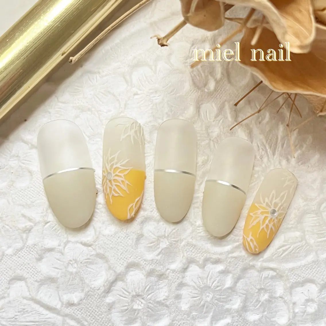 ネイル アートネイル マットネイル 冬ネイル 黄色 ハンドネイル miel nailのネイルデザイン