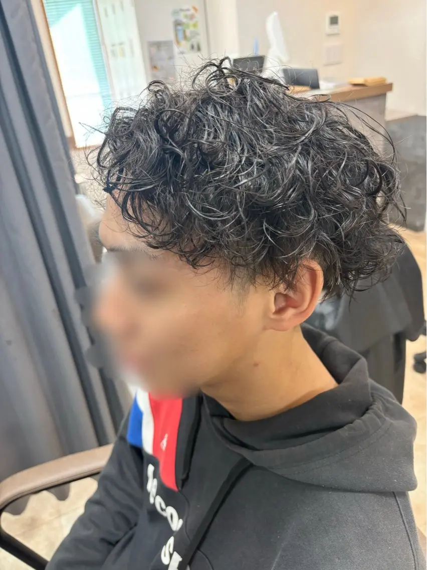 ミディアム パーマ メンズ ミディアムパーマ メンズパーマ 波巻きパーマ スパイラルパーマ カット パーマ 竹内滉太 当日予約⭕️のヘアスタイル
