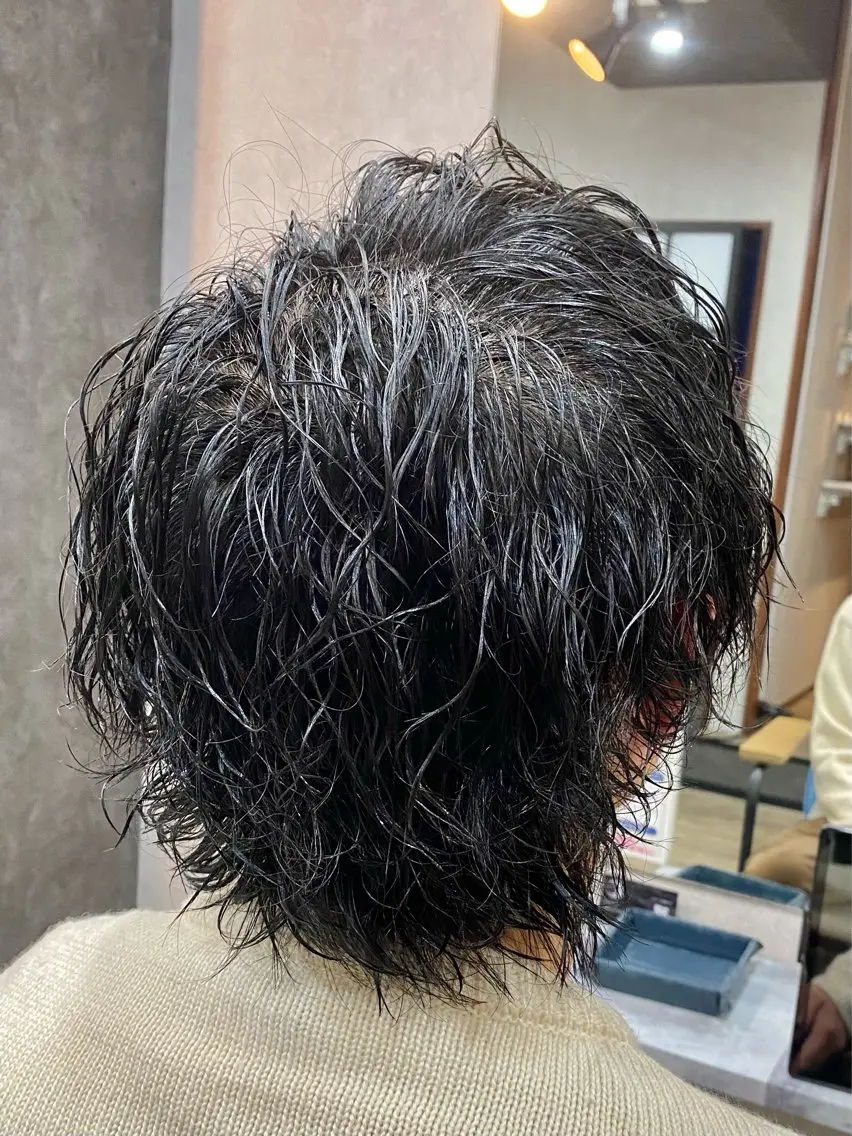 ミディアム パーマ メンズ ミディアムパーマ メンズハイライト メンズパーマ ツイストスパイラルパーマ ハイライト カット パーマ 田口 慎士のヘアスタイル