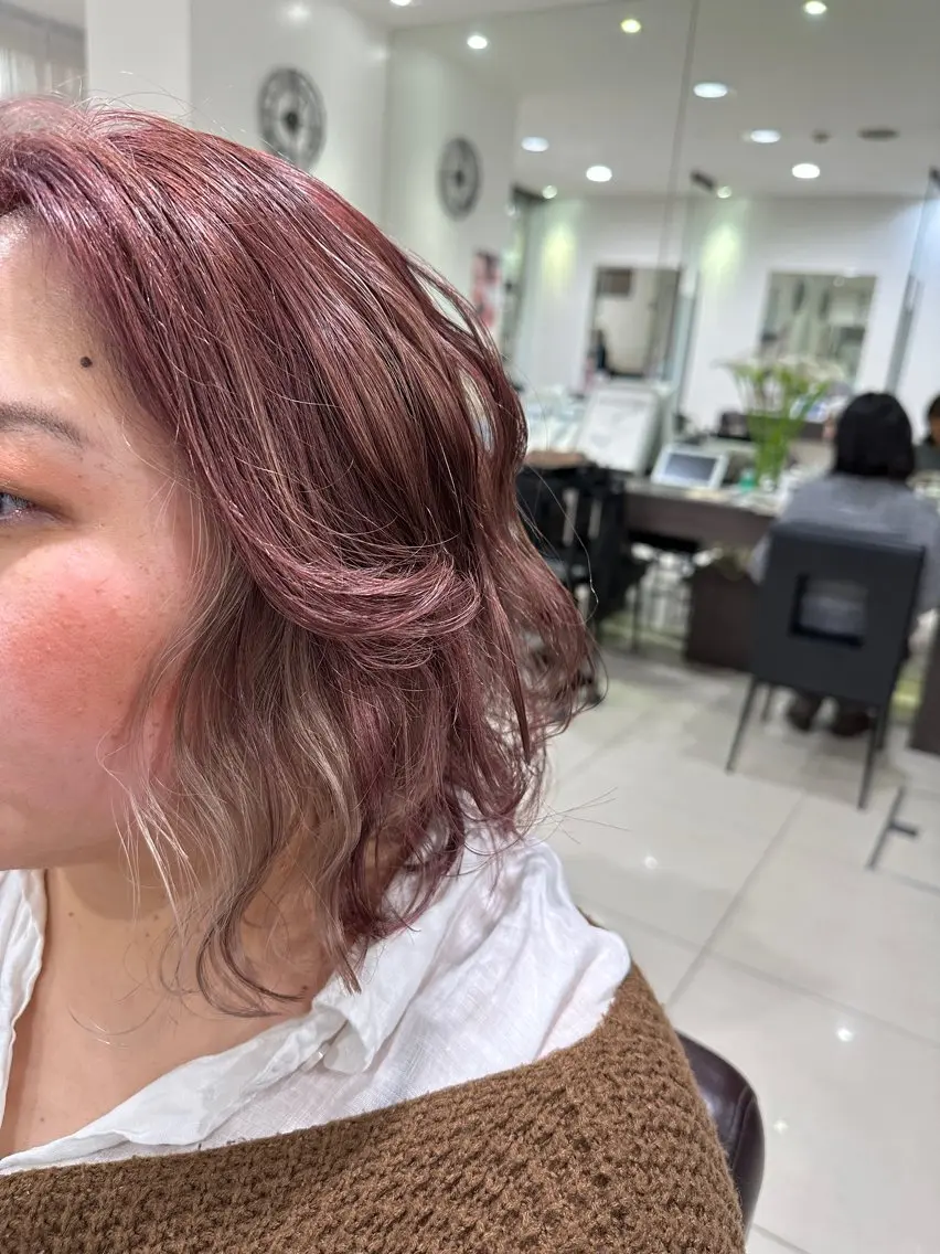 ミディアム 木曜日空きあり‼️ 艶々カラー🩷のヘアスタイル
