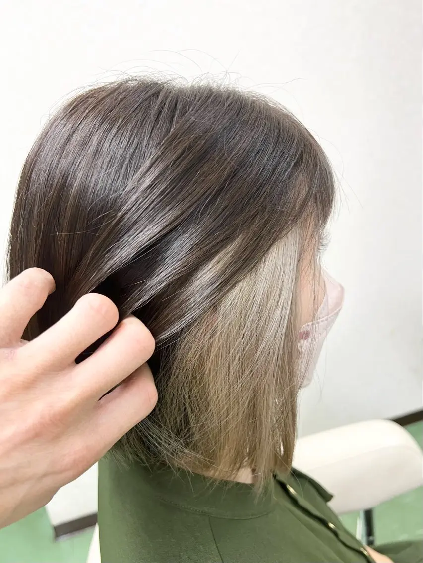 ミディアム カラー ベージュカラー ハイトーンカラー ハイトーンベージュ インナーカラー カット ヘアカラー 甲田 豪徳のヘアスタイル