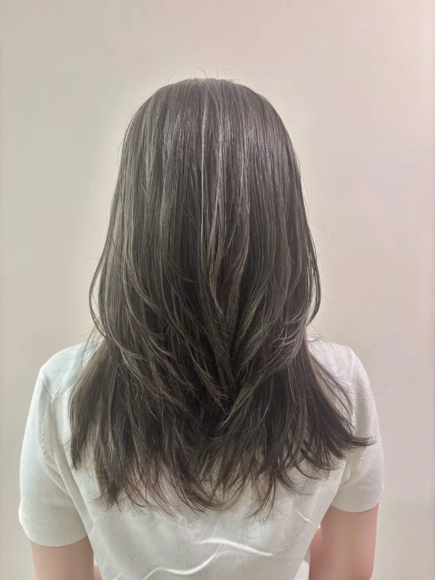 セミロング カラー 古川 琴美のヘアスタイル