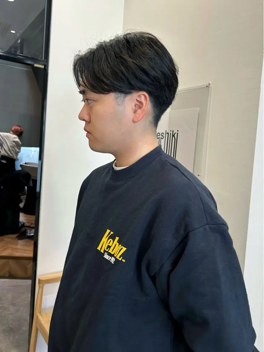 ショート メンズ ビジネス センターパート カット パーマ KAZU keshiki大名のヘアスタイル