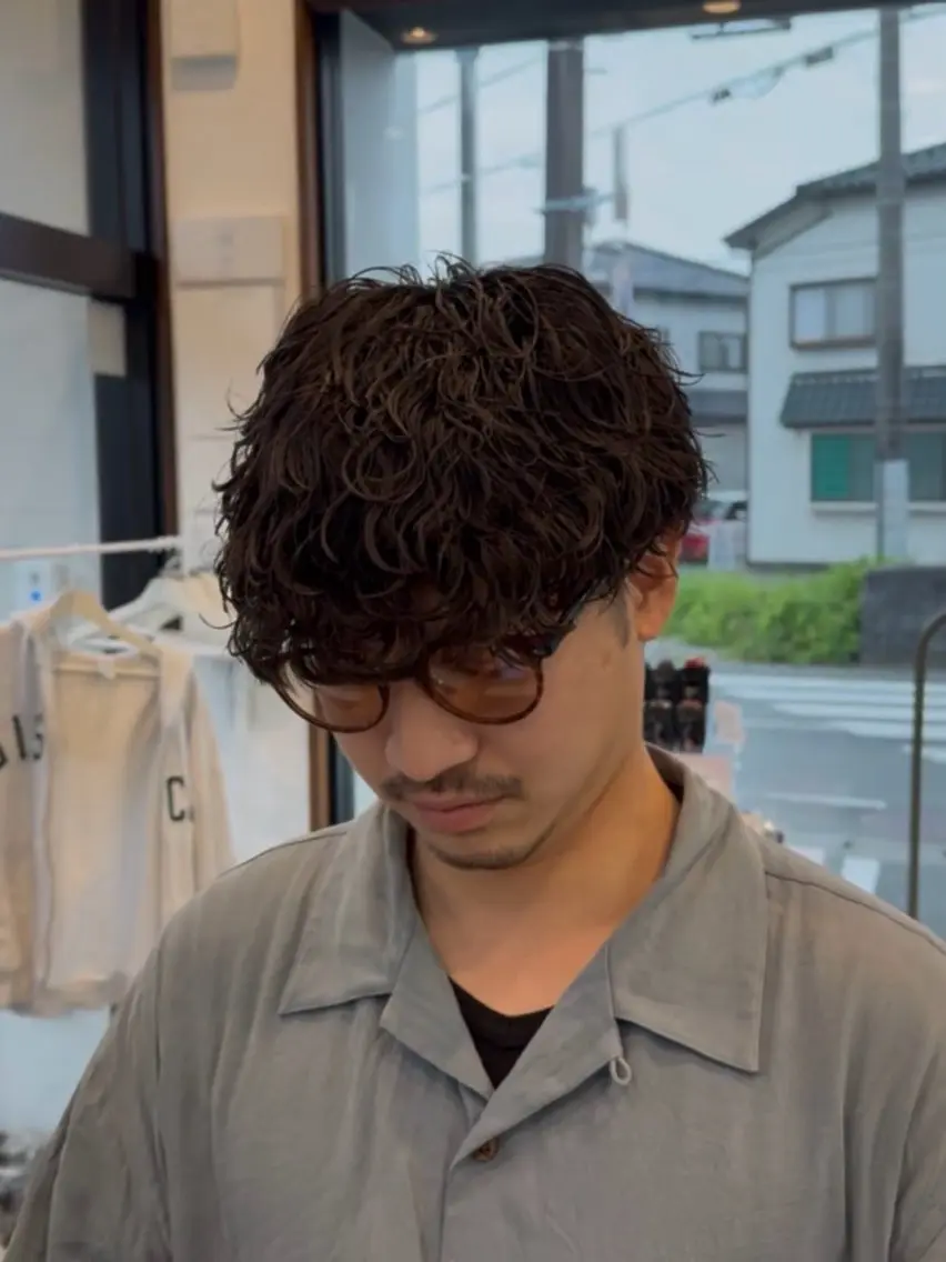ミディアム パーマ メンズ ミディアムパーマ メンズパーマ 波巻きパーマ 作野 凌都のヘアスタイル