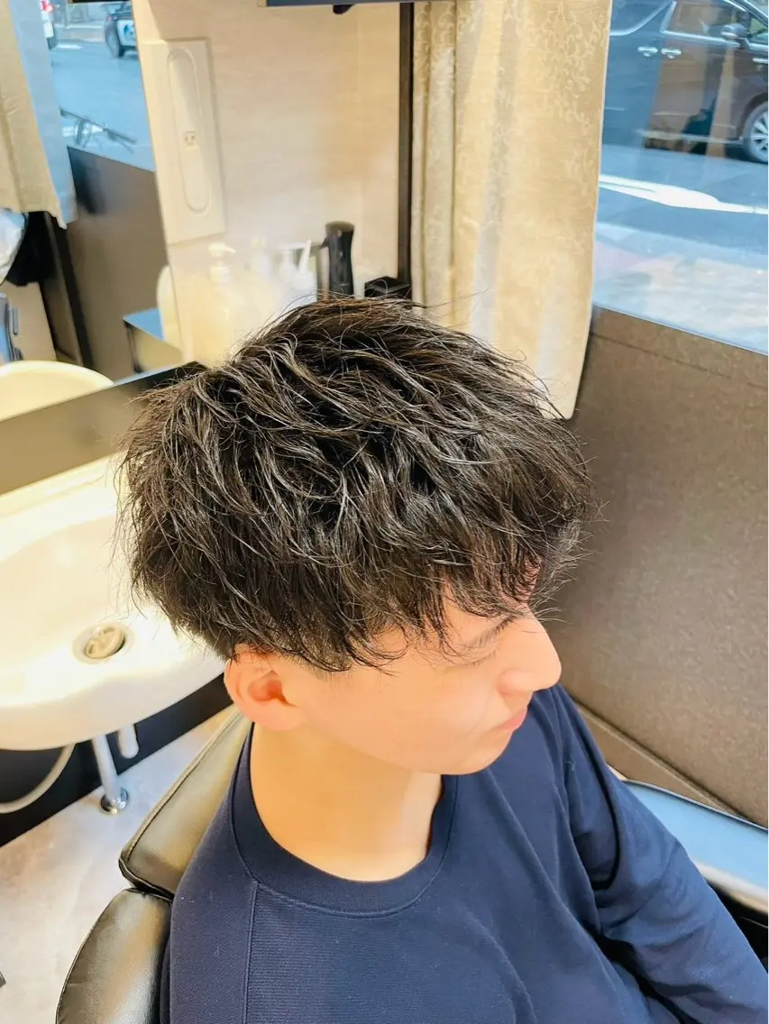 ミディアム パーマ メンズ 佐藤 瑛太のヘアスタイル