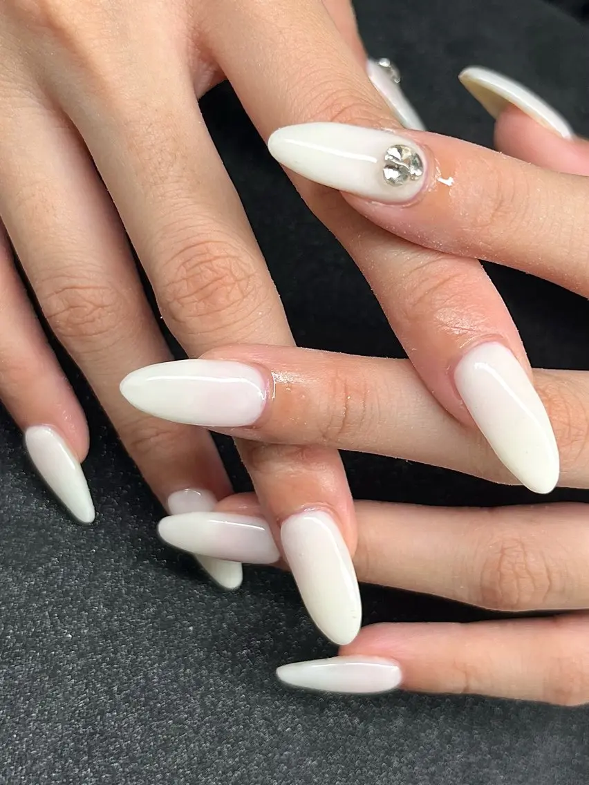 ネイル シンプルネイル ホワイト ハンドネイル Chika .のネイルデザイン