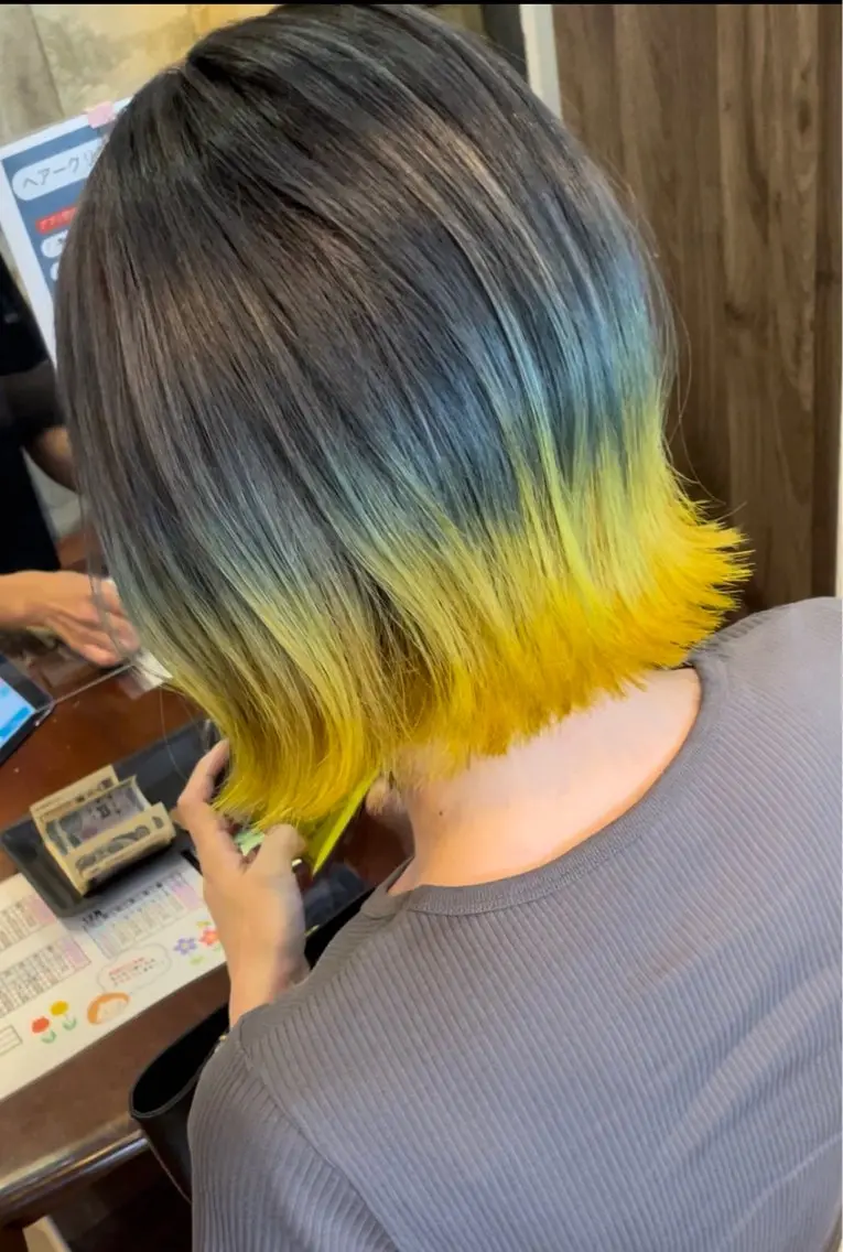 ショート カラー ブルーカラー ブルーグレー グラデーションカラー イエローカラー 福見 美保のヘアスタイル