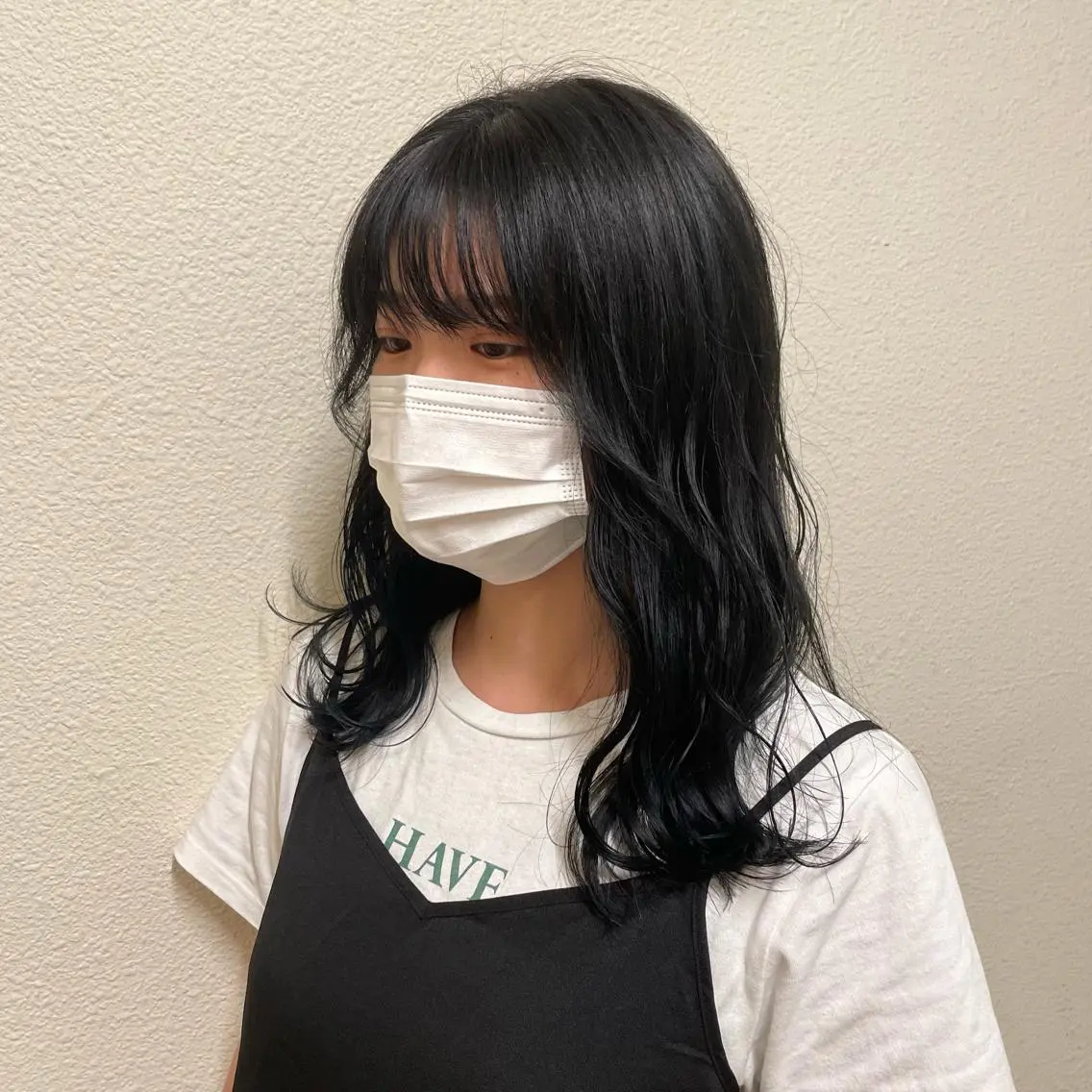 ミディアム カラー ヘアアレンジ 黒髪 ブルーカラー ブルーブラック 透明感カラー 新宿/顔周りカット/ レイヤー/がっきーのヘアスタイル