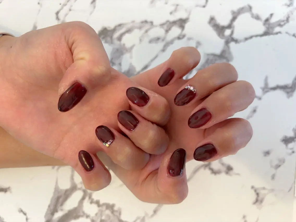 ネイル ワンカラーネイル ストーンネイル komohana salon🌺のネイルデザイン