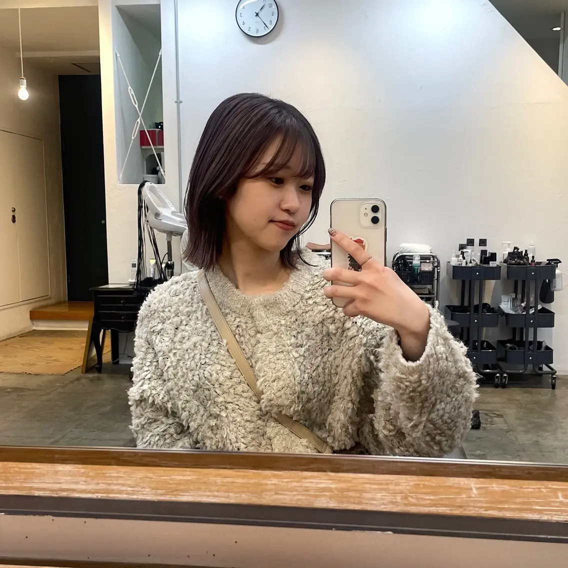ミディアム カラー ブリーチ 透明感カラー イルミナカラー mina / 透明感ベージュカラーのヘアスタイル