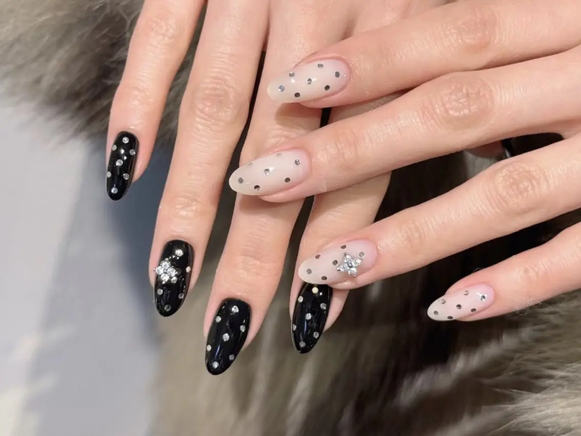 ネイル チークネイル フレンチネイル ジェルネイル ガーリー キラキラネイル ハンドネイル UM Nail Salonのネイルデザイン