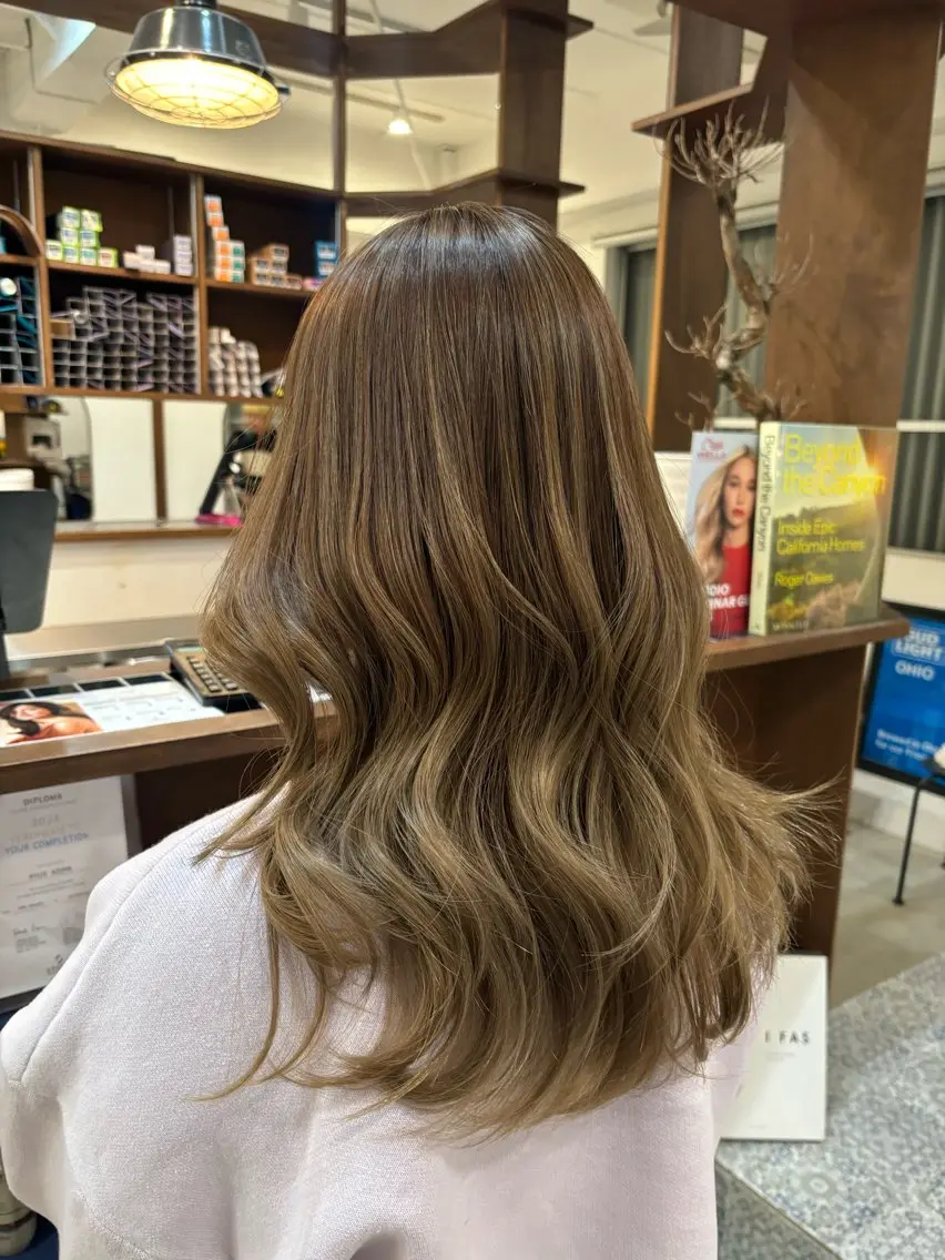 ロング ハイライト ヘアカラー 小玉 唯依のヘアスタイル