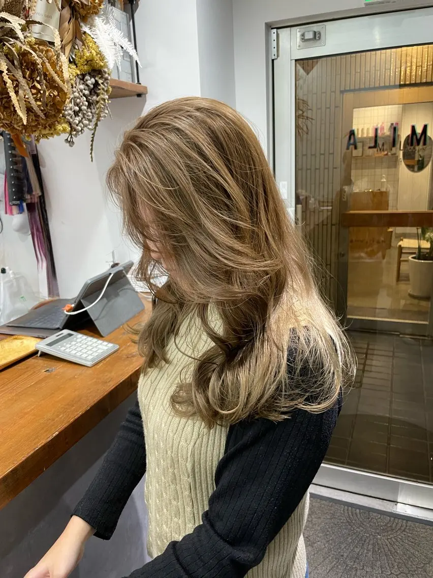 ロング カラー ベージュカラー ハイトーンカラー ハイトーンベージュ ヘアカラー トリートメント 🍊新宿南口🍊 ERINAのヘアスタイル