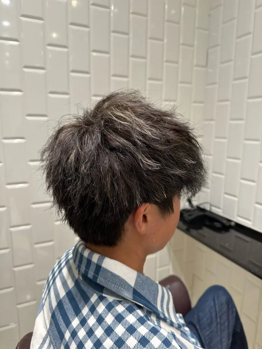 カラー メンズ 岡 咲穂のヘアスタイル