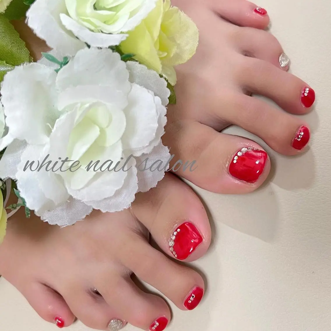 ネイル フットネイル ジェルネイル ハードジェル ラメ(グリッター) 持ち込み フットネイル white nail salonのネイルデザイン