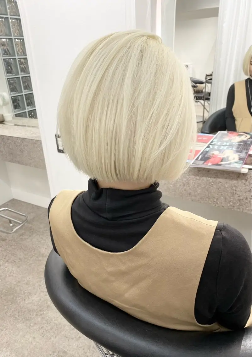 【暗髪からホワイトブロンドに】黒染め落とし&アミノ酸2ケアブリーチ＋トリートメントの写真