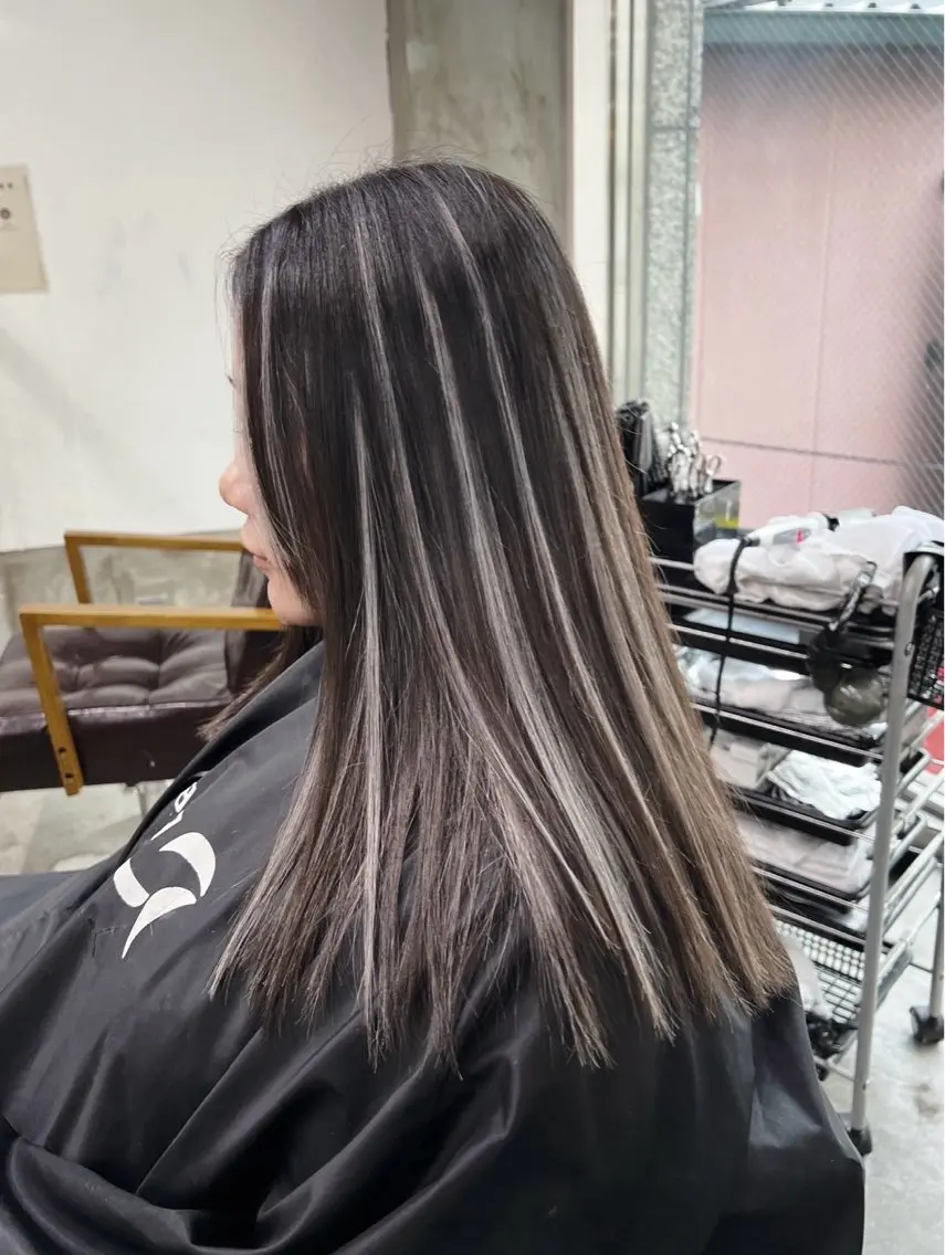 セミロング カラー ダークグレー ダークグレージュ グレージュ ハイライトカラー ハイライト ヘアカラー トリートメント 指名数No.1 /NAOYAのヘアスタイル