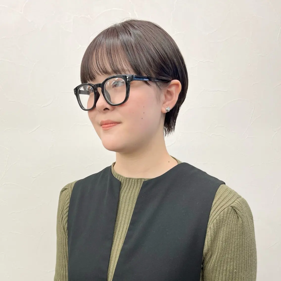ショート カラー ベージュカラー ブリーチ ブリーチなしカラー オリーブベージュ ボブ カット ヘアカラー トリートメント 初めてのショート お任せください✂️のヘアスタイル