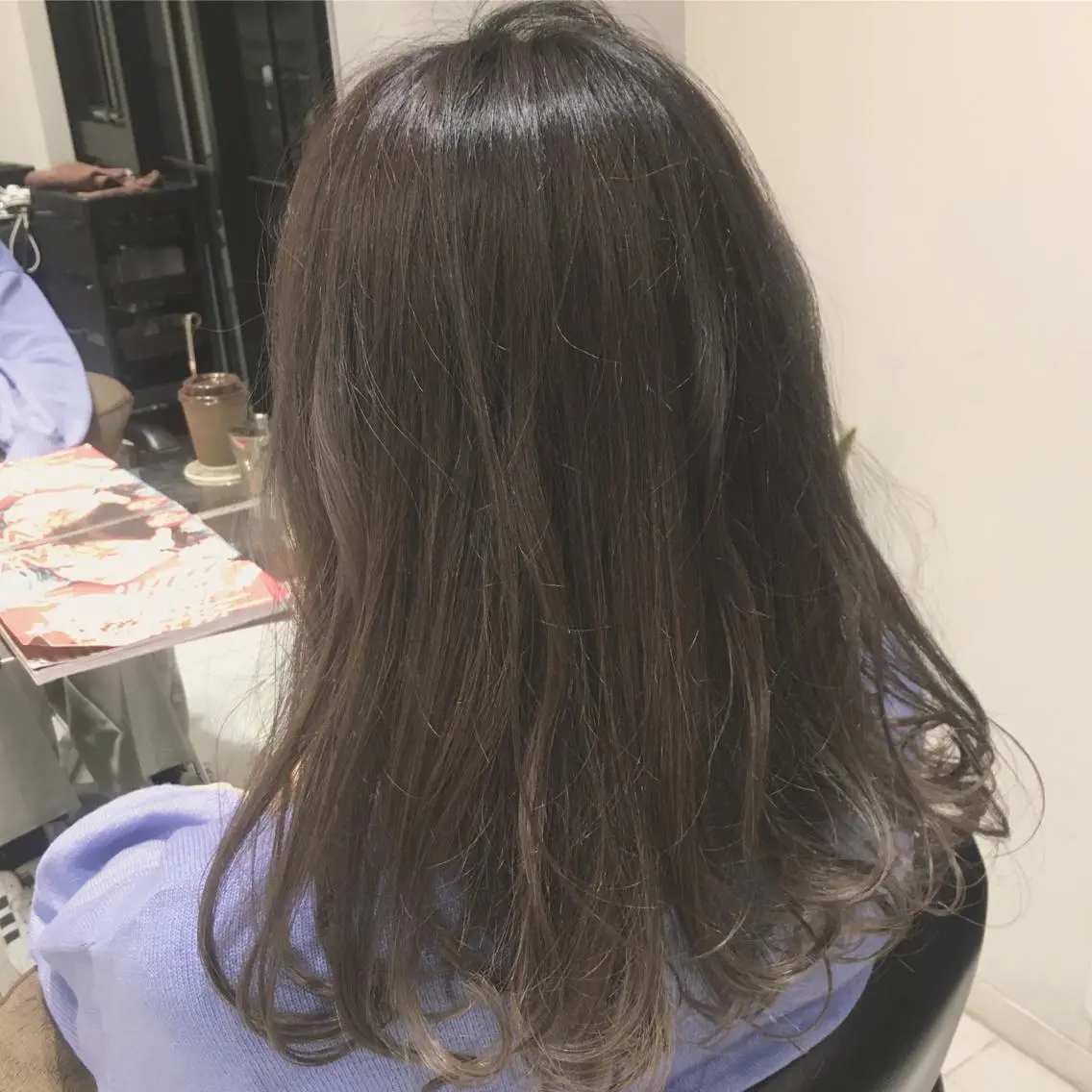 セミロング カラー カット ヘアカラー トリートメント 荒木 依莉亜のヘアスタイル