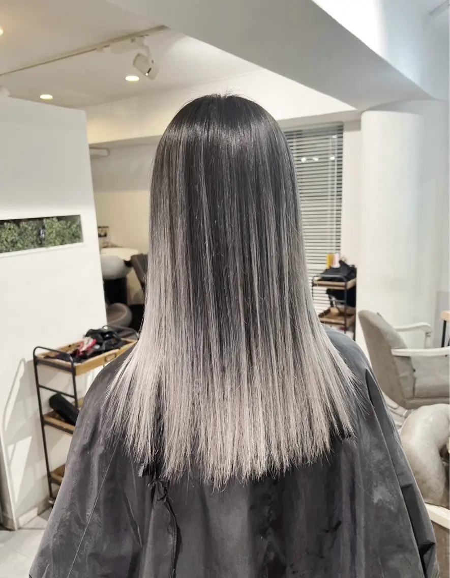 セミロング カラー バレイヤージュ シルバー ホワイトシルバー レイヤーカット 指名数No.1 /NAOYAのヘアスタイル
