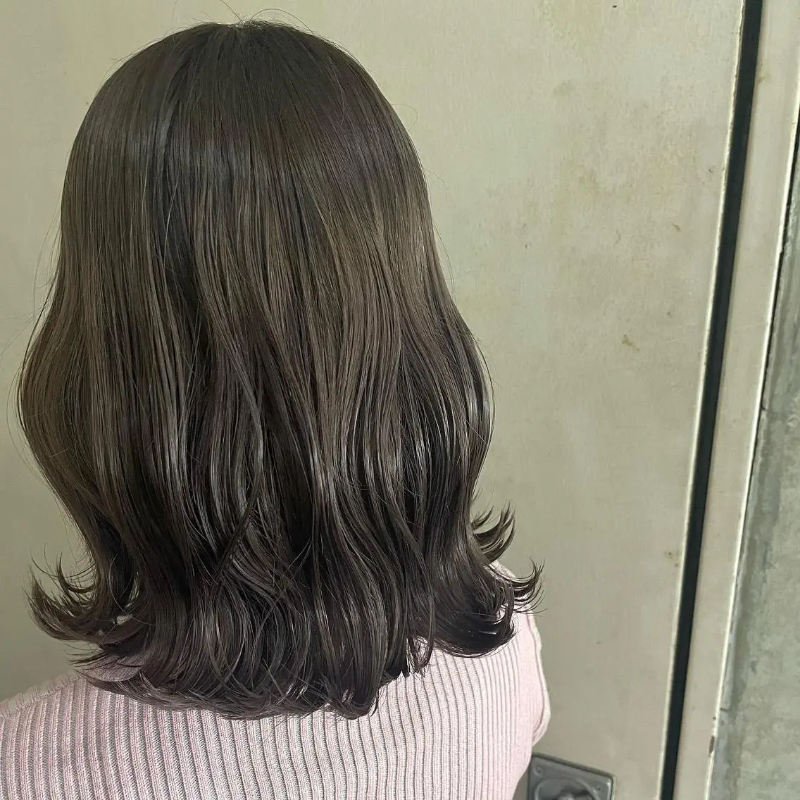 ミディアム カラー ブリーチ ダブルカラー イヤリングカラー トリートメント 吉村 夏椰のヘアスタイル