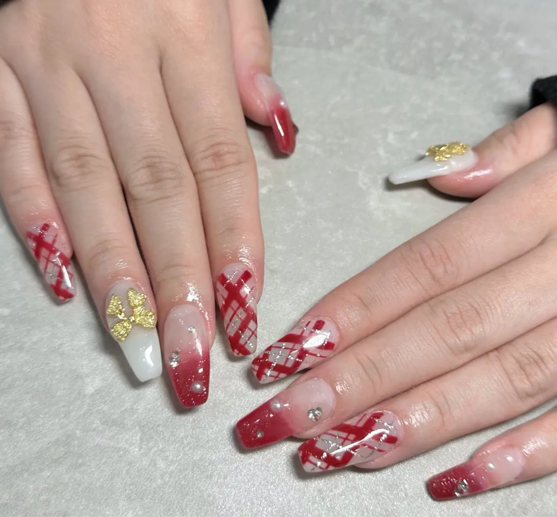 ネイル ハンドネイル フットネイル LAVISH nanamiのネイルデザイン