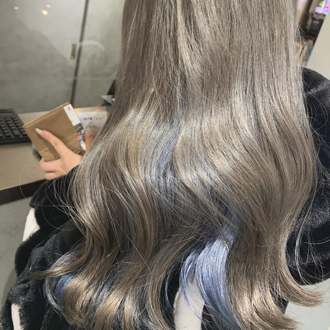 セミロング カラー ブリーチ ブルーカラー シルバー ホワイトシルバー カット ヘアカラー トリートメント ウルフ🤍渋谷 🤍Mizukiのヘアスタイル