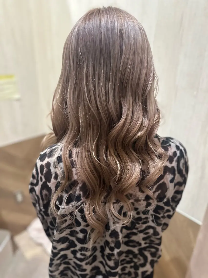 ロング カラー グレージュ 白垣 凛のヘアスタイル
