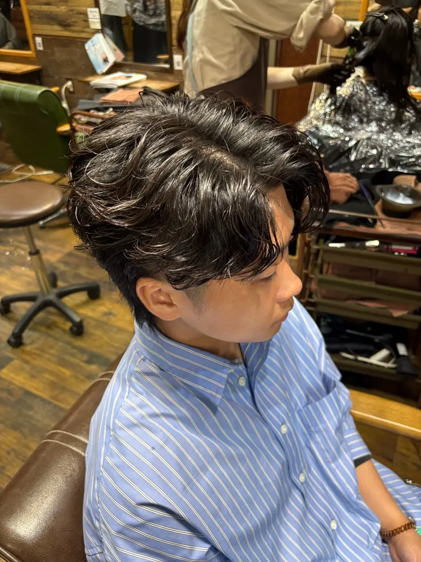 パーマ メンズ カット パーマ トリートメント メンズ特化シャドウパ ーマラウンドマッシュのヘアスタイル