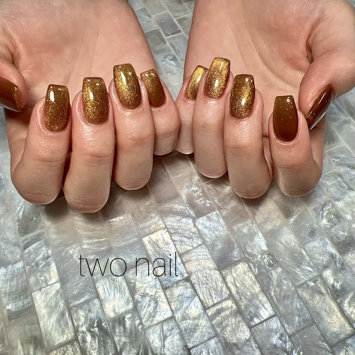 ネイル ブラウン キラキラネイル マグネットネイル ネイルチップ ホワイト ハンドネイル two nailのネイルデザイン