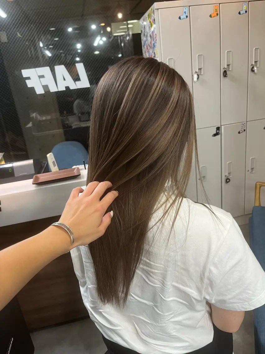 セミロング カラー バレイヤージュ レイヤーカット LAFF きよののヘアスタイル