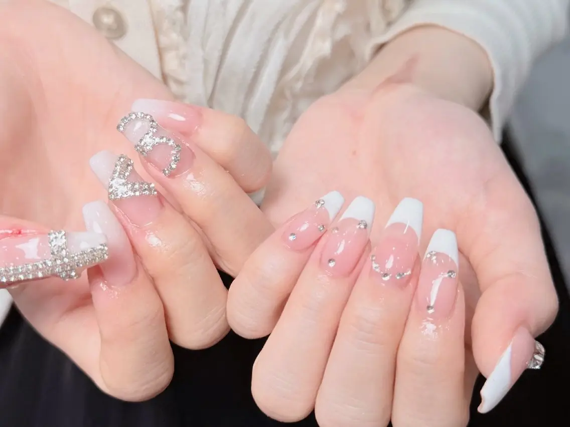 ネイル チークネイル フレンチネイル ジェルネイル ガーリー キラキラネイル ハンドネイル UM Nail Salonのネイルデザイン