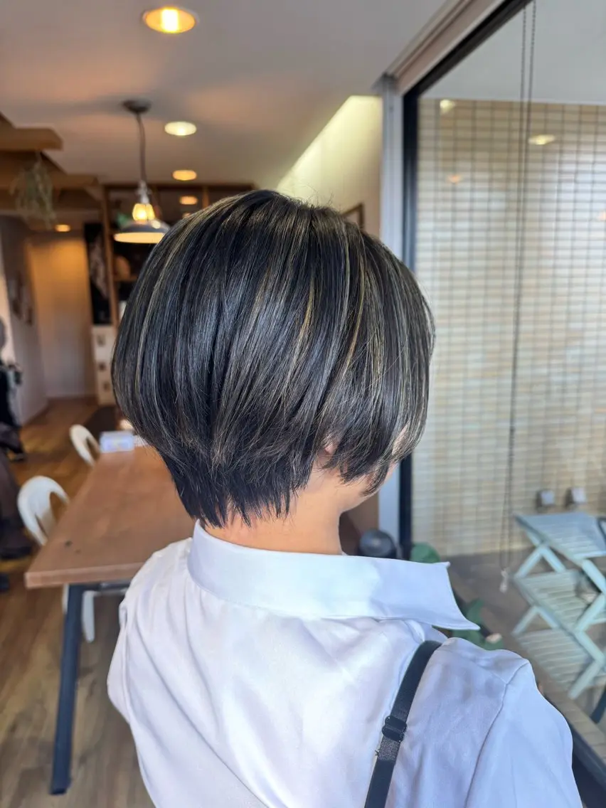 ショート カラー ハンサムショート アッシュ アッシュグレー ショートヘア カット ヘアカラー トリートメント ツキダテ ユイのヘアスタイル