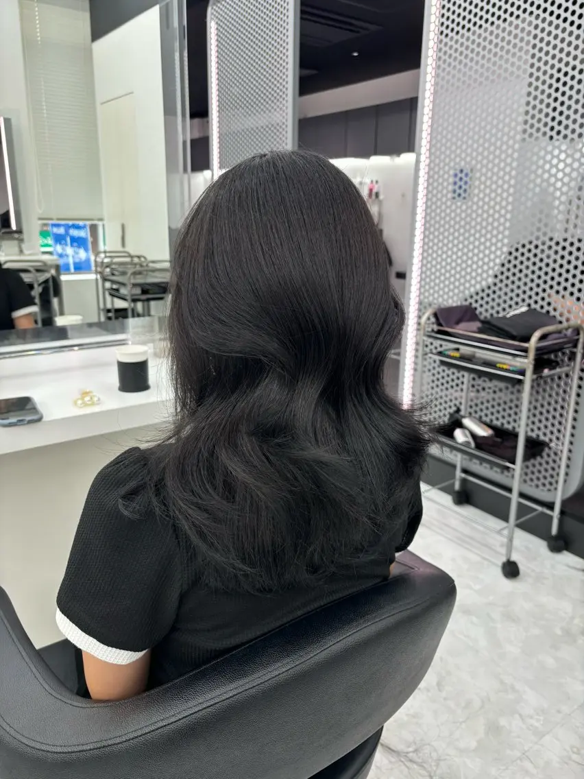 セミロング カラー 抜け感レイヤー︴ ニュアンスカラーのヘアスタイル
