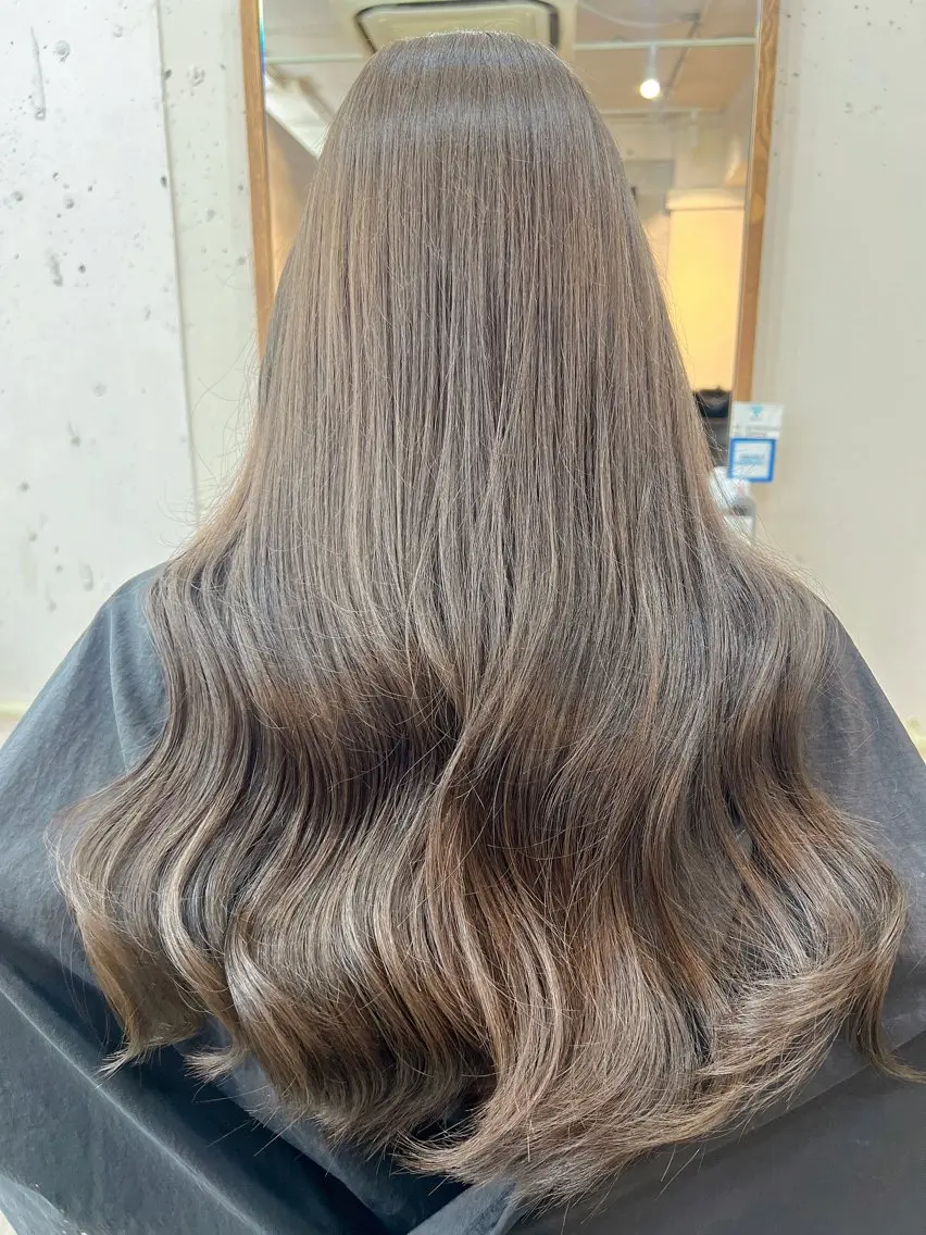 ロング ヘアカラー 🩷艶カラー 🧡💛リサ🫧のヘアスタイル