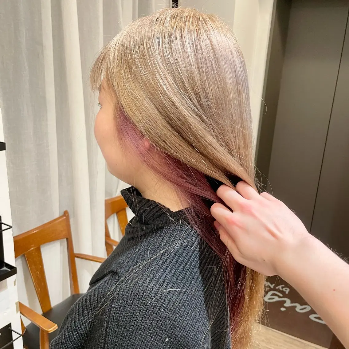 ロング カラー ベージュカラー インナーカラー ミルクティーベージュ ヘアカラー オザキクウガ/ ブリーチ/髪質改善のヘアスタイル