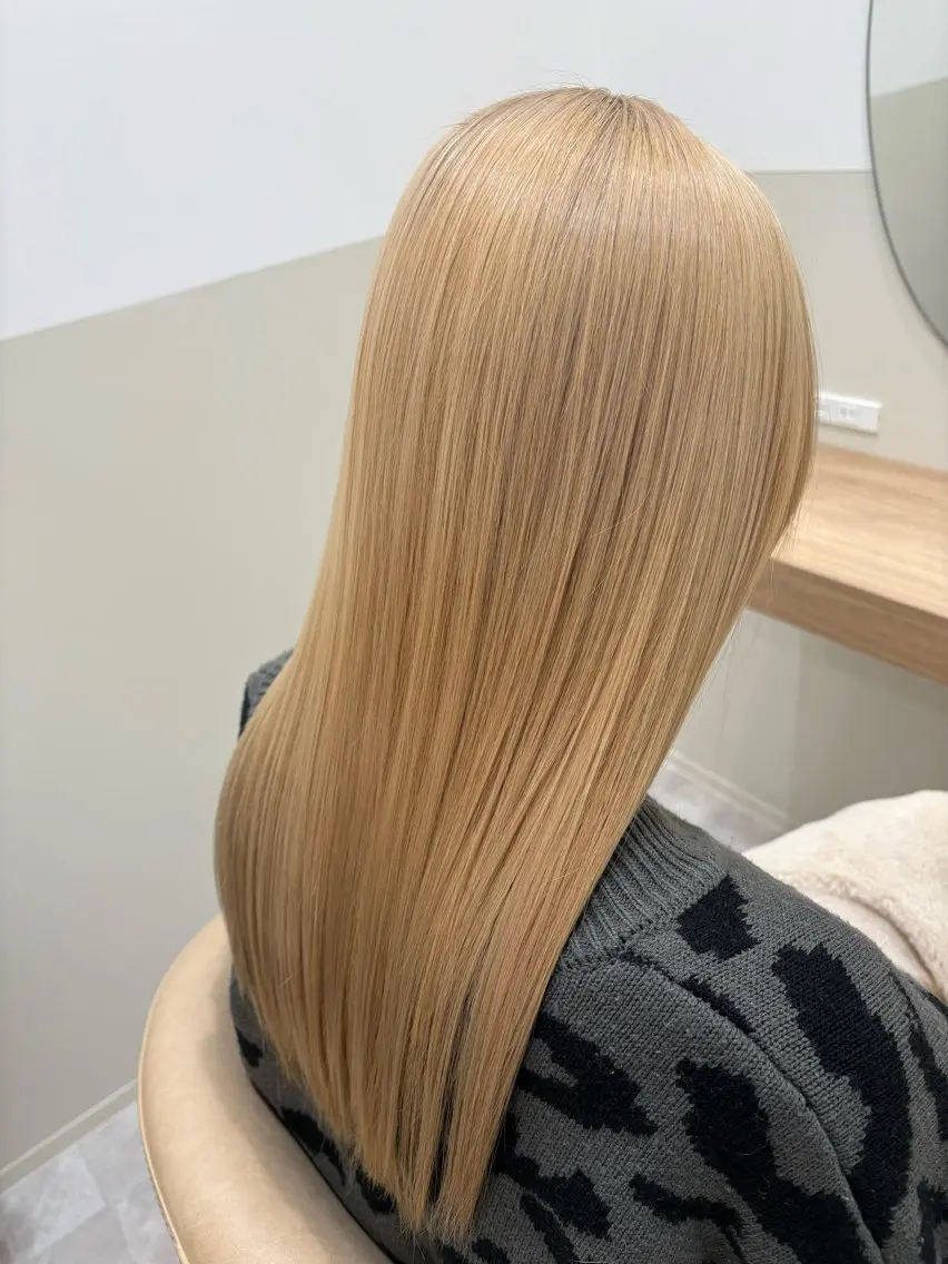 カット+ブリーチストレートパーマの写真