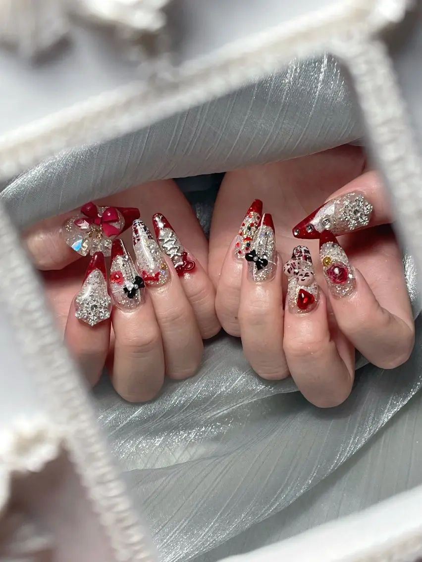 ネイル キラキラネイル ラメ(グリッター) 赤色 ストーンネイル salon luge あめ🍬のネイルデザイン