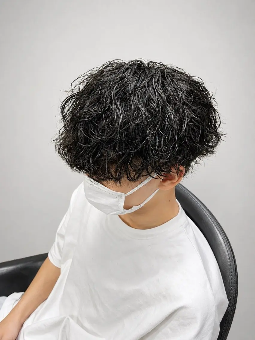 ショート パーマ メンズ メンズパーマ 波巻きパーマ カット パーマ 黒川 燿のヘアスタイル