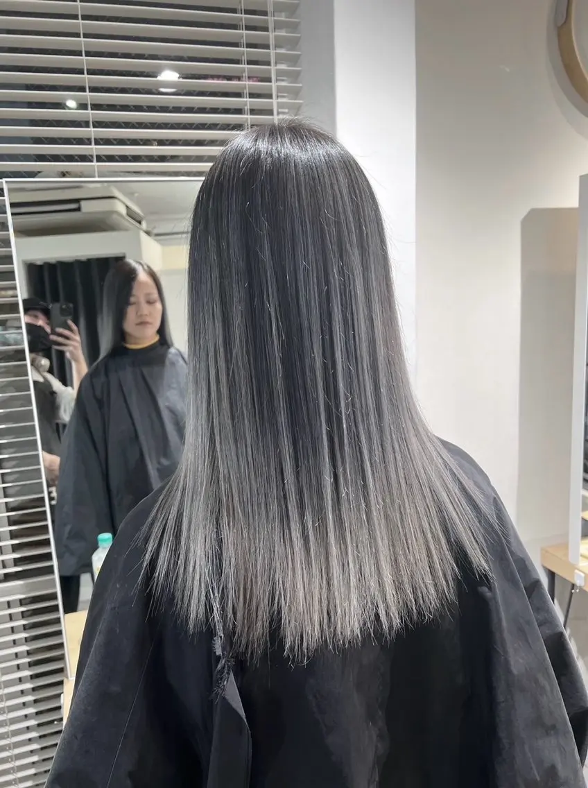 セミロング カラー バレイヤージュ シルバー ホワイトシルバー レイヤーカット 指名数No.1 /NAOYAのヘアスタイル